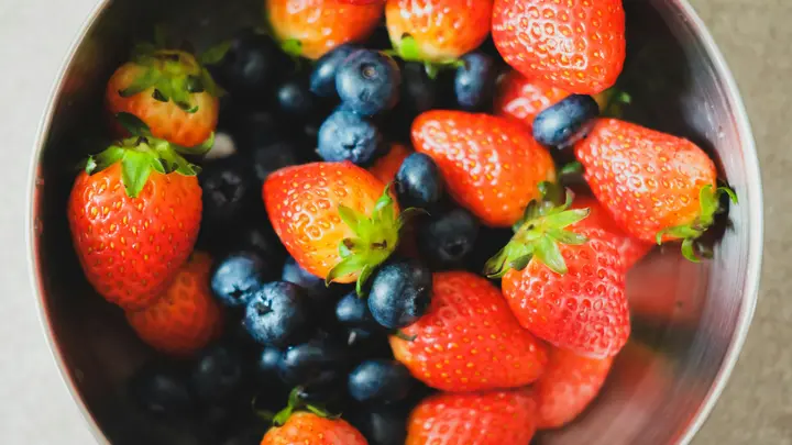 Eine Schale mit frischen Erdbeeren und Heidelbeeren